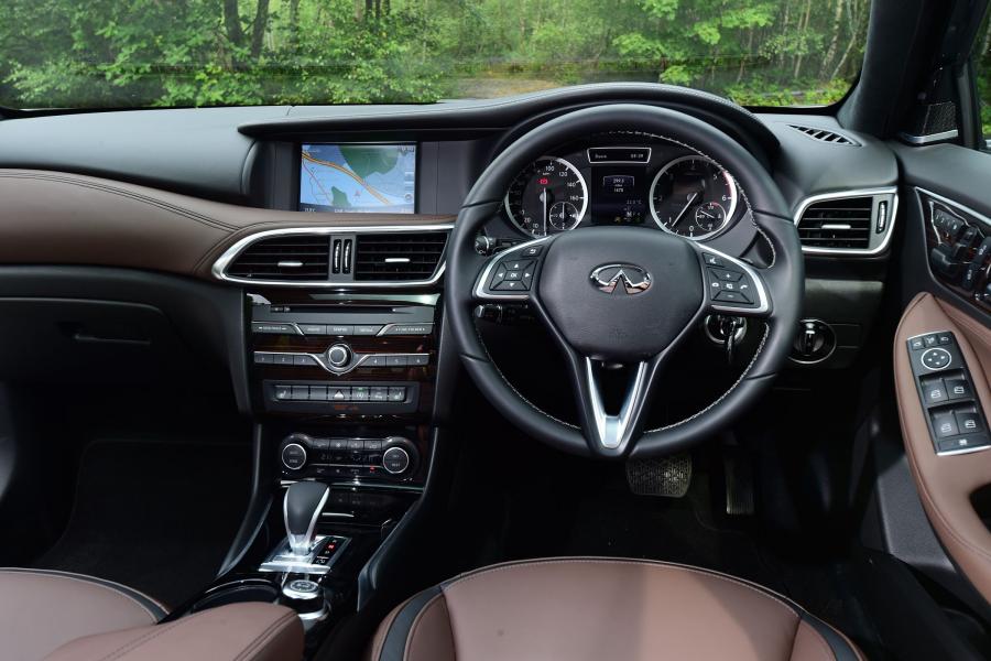 Панель приборов Infiniti QX30 2.2d AWD 2016 года  (UK) (фото 10 из 30)